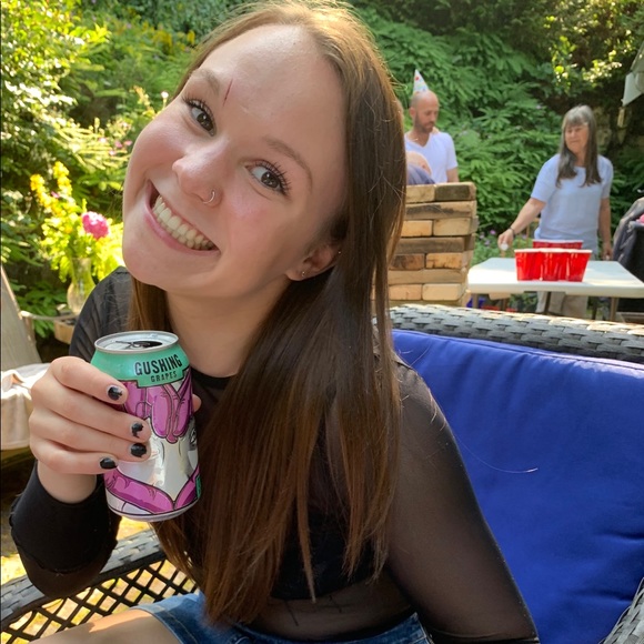 Meet your Posher, Laura - Picture 1 of 1